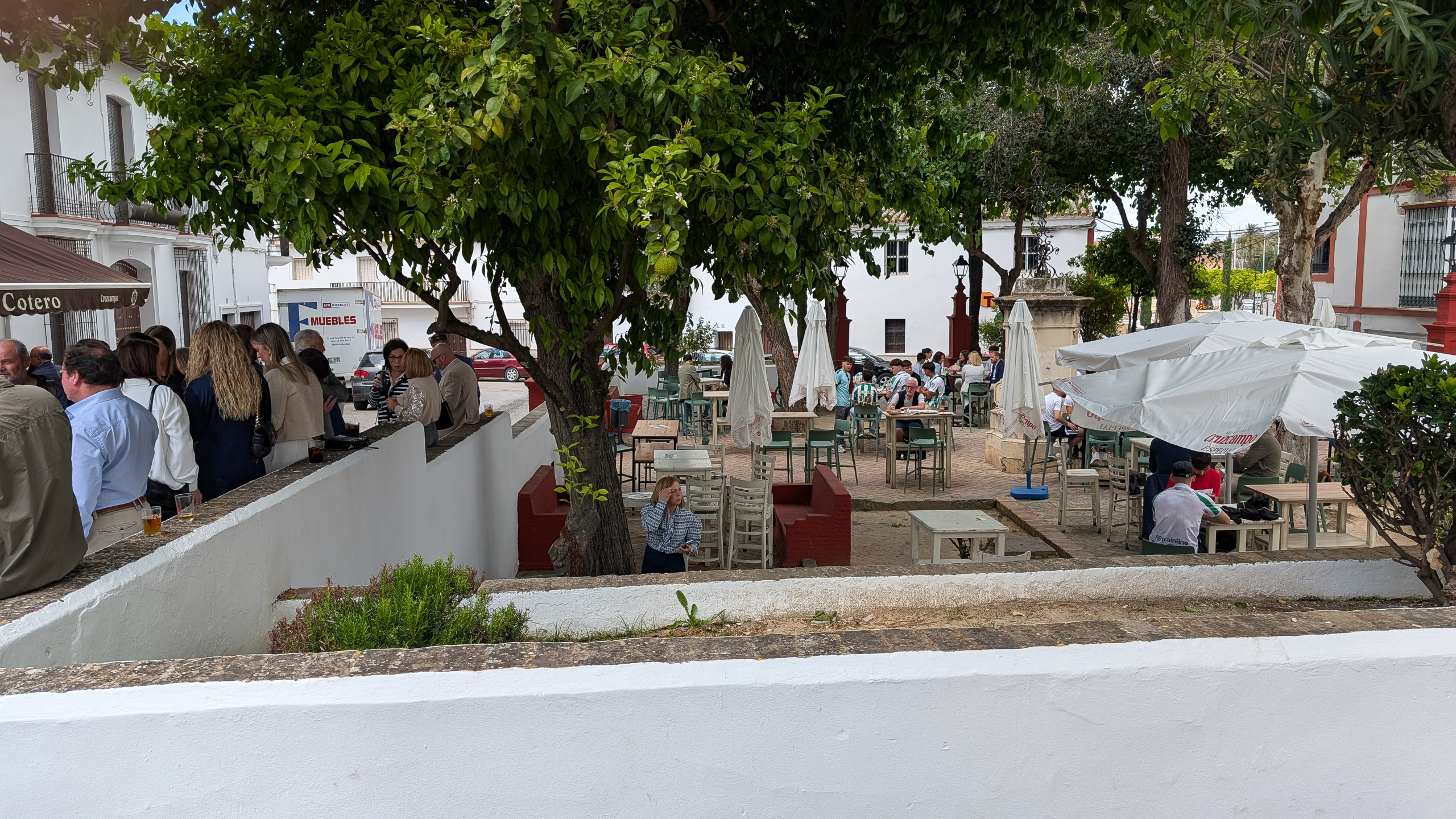 Volle Terrasse vor der Prozession – alle warten